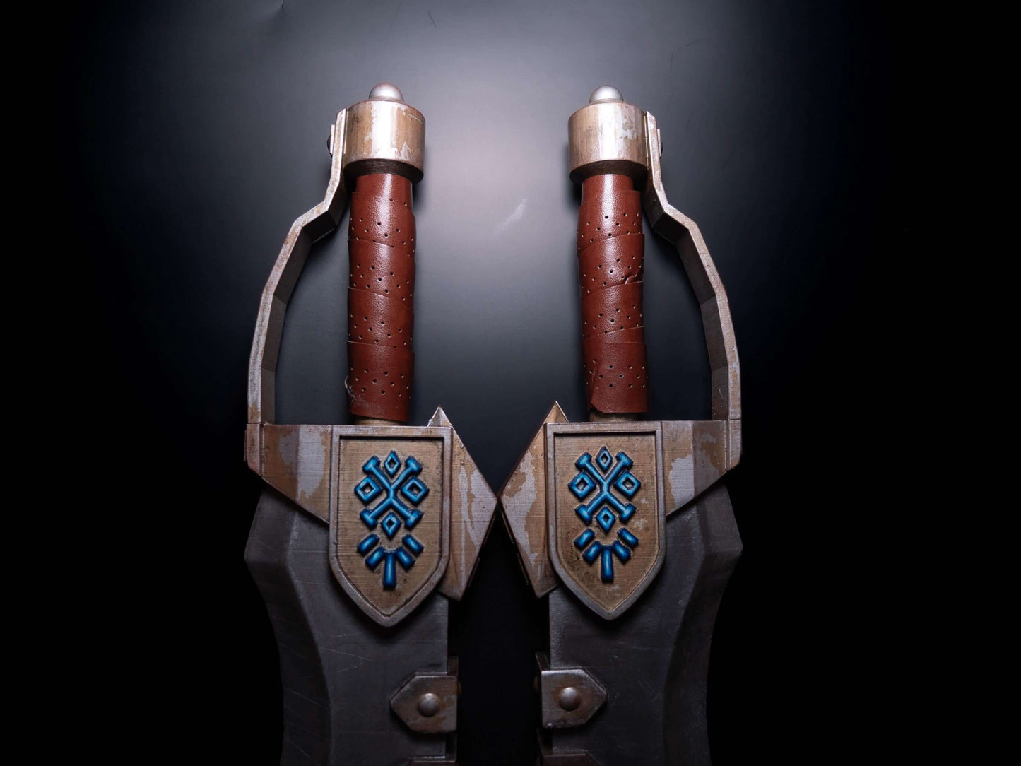 Monster Hunter Dual Blades close up side by side handle view