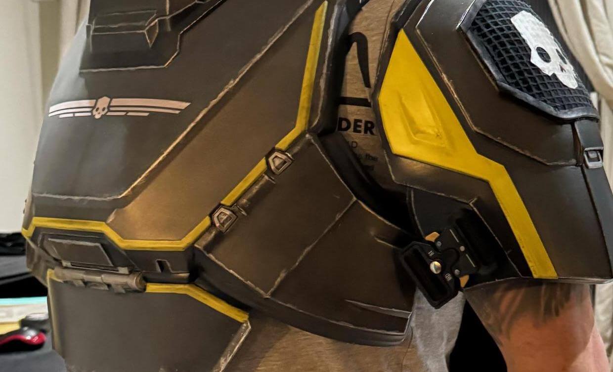 Helldivers Shoulder Armor - 3D Printed & Hand-Painted | Cosplay Armor - Get ready for cosplay with our Helldivers Shoulder Armor - Printed & Painted, featuring hand-painted details and vinyls for ultimate realism.
